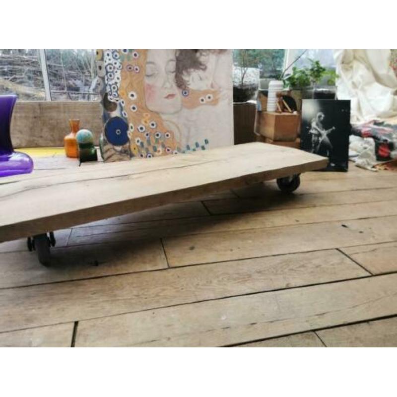 Mooi ! Stoere boomstam tafel industrieel, wielen beukenhout