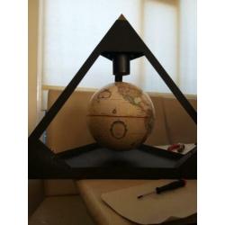 Vrij draaiende wereldbol piramide met lichtjes