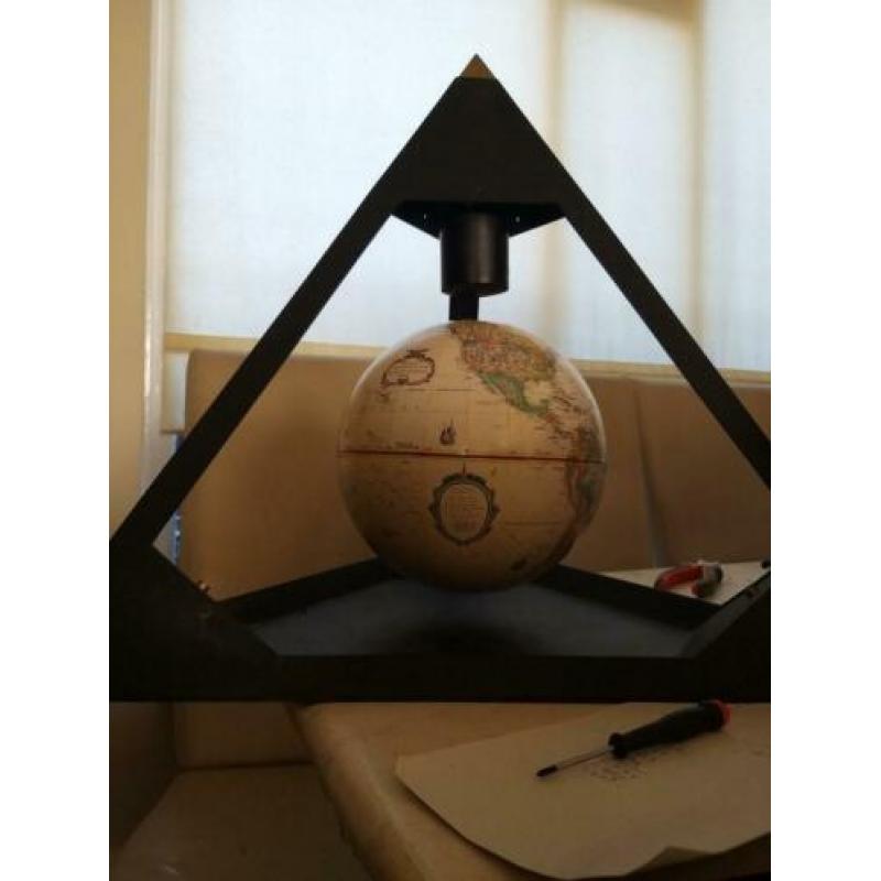 Vrij draaiende wereldbol piramide met lichtjes