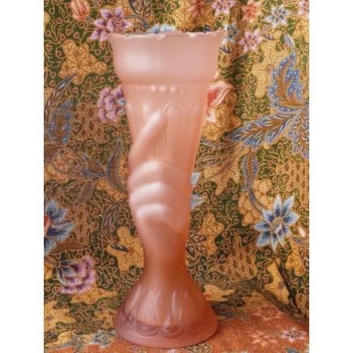 Prachtige Engelse Art Deco vaas van roze glas met een hand.