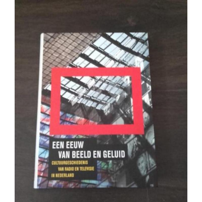 Een eeuw beeld en geluid. radio en TV in Ned. Bert Hogenkamp