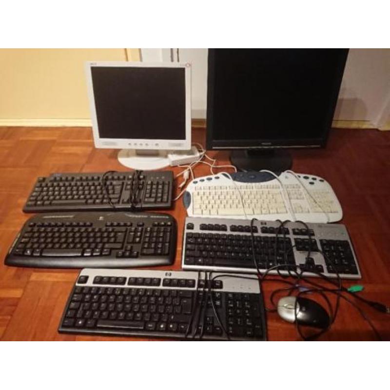 Diverse computermonitoren en keyboards (MOET WEG!!)