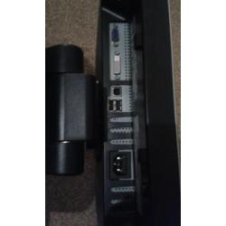 Drie monitoren van het merk: hp, Medion en DELL.