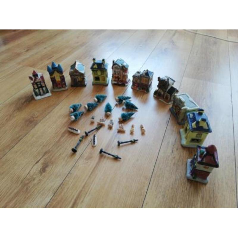 Kerstdorp met 10 kersthuisjes & nog losse accessoires
