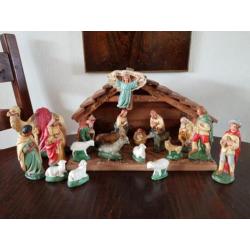 Antieke kerststal met 20 delige kerstgroep. Gesigneerd.