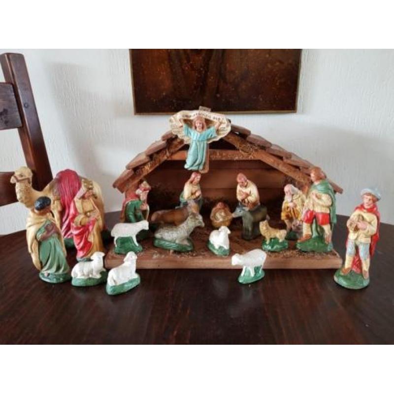 Antieke kerststal met 20 delige kerstgroep. Gesigneerd.
