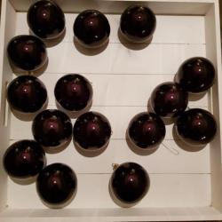 Zwarte kerstballen en kerst hangers