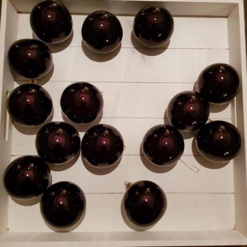Zwarte kerstballen en kerst hangers