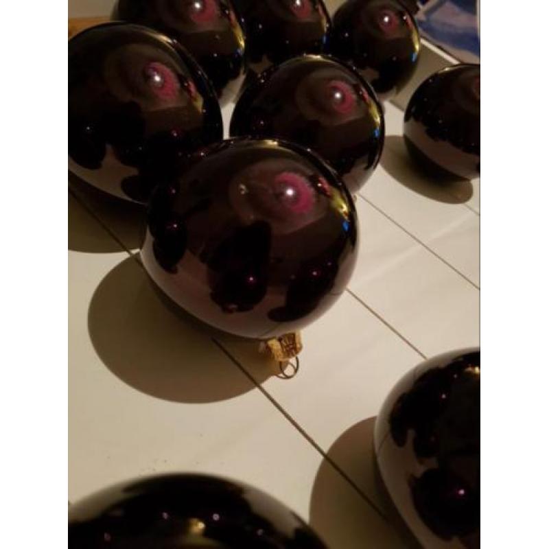 Zwarte kerstballen en kerst hangers