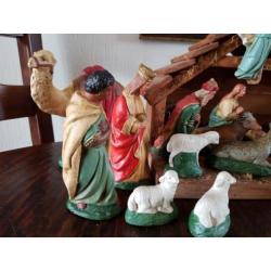 Antieke kerststal met 20 delige kerstgroep. Gesigneerd.