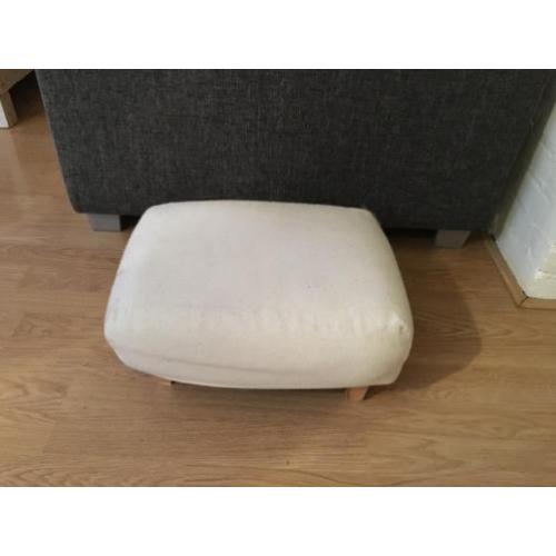 Beige laag voetenbankje