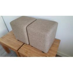 2 grijs/beige stoffen poefjes/hockers