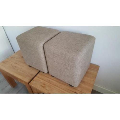 2 grijs/beige stoffen poefjes/hockers