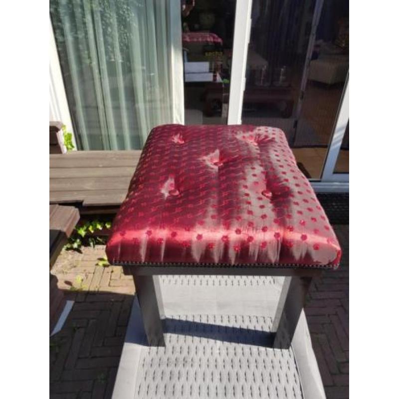 Poef bankje 60 cm lang, 40 hoog cm, 45 cm breed mooi rood.