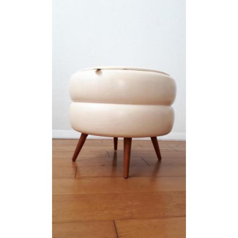 Vintage poef crème kunstleer H 39 D 45 cm