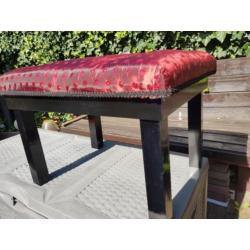 Poef bankje 60 cm lang, 40 hoog cm, 45 cm breed mooi rood.