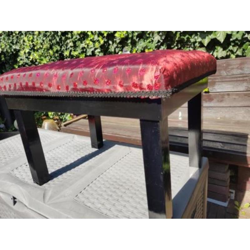 Poef bankje 60 cm lang, 40 hoog cm, 45 cm breed mooi rood.