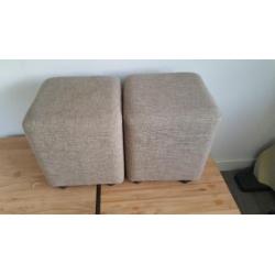 2 grijs/beige stoffen poefjes/hockers