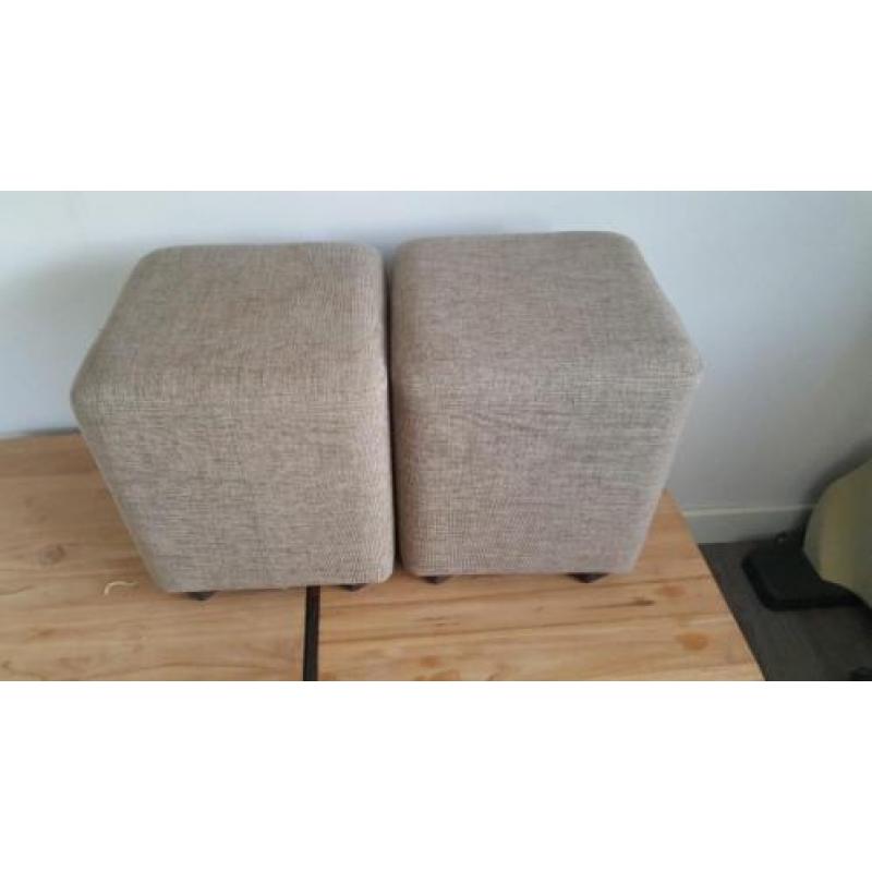 2 grijs/beige stoffen poefjes/hockers