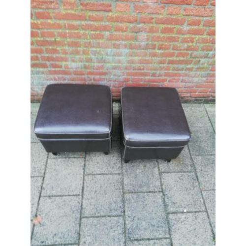 2 dezelfde krukjes / footstool bruin skai