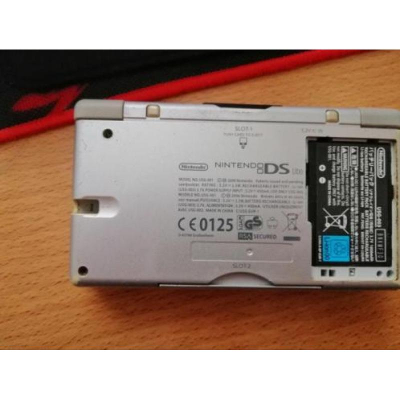 Nintendo DS Lite - met toebehoren en games.