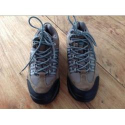 Nomad stoere wandelschoenen maat 40 zgan 25€